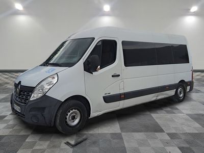 une camionnette blanche garée dans une pièce