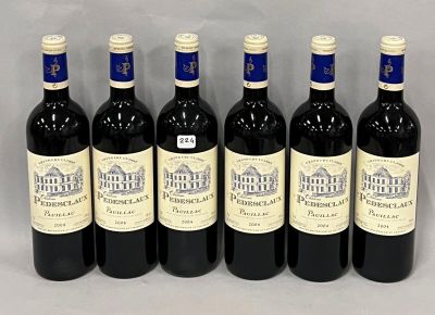 six bouteilles de vin sont alignées sur une table