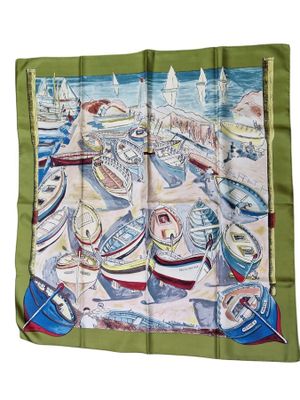 une écharpe verte avec un motif représentant des bateaux