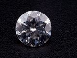 gros plan d'un diamant sur une surface noire