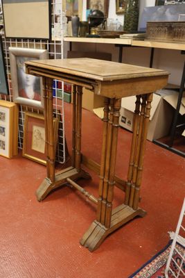 une petite table sur laquelle est posé un cadre photo