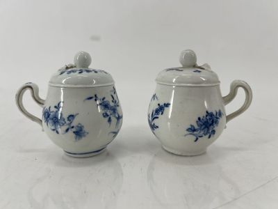une paire de théières en porcelaine bleue et blanche avec leurs couvercles