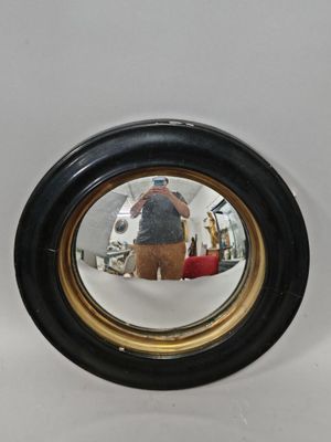 un homme se prenant en photo dans un miroir
