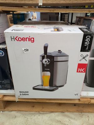 une boîte de cafetière sur une étagère du magasin
