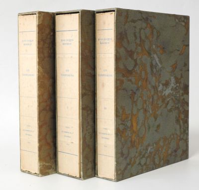deux vieux livres posés l'un sur l'autre sur une surface blanche