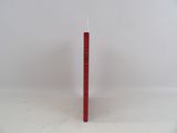 une bougie rouge avec un bougeoir qui en dépasse, posée sur une surface blanche