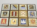 neuf carreaux de couleurs et de motifs différents sur un fond blanc