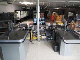 un magasin avec beaucoup d'articles sur les étagères