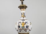 une image représentant un vase posé sur un socle, sur fond gris