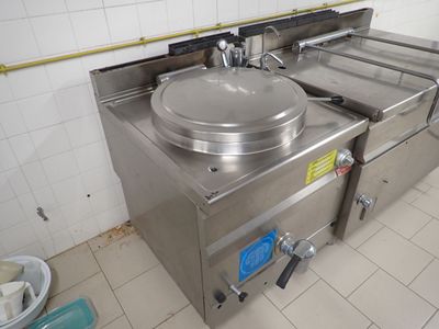 un évier en acier inoxydable dans une cuisine au sol carrelé