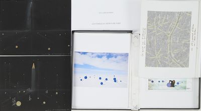 un livre ouvert sur une illustration représentant une station spatiale