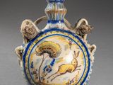 un vase bleu et jaune orné d'un oiseau
