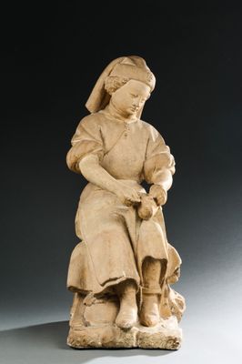 l'image d'une statue de femme assise sur un rocher