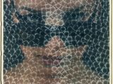 une image représentant une femme tenant un appareil photo à la main, avec une photo de son visage en arrière-plan