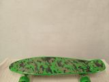 un skateboard vert posé sur une table en bois