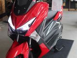 une moto rouge exposée dans un showroom