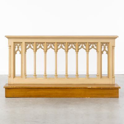 une image représentant une structure en bois surmontée de colonnes