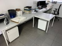 trois tables en stratifié gris, 140x70