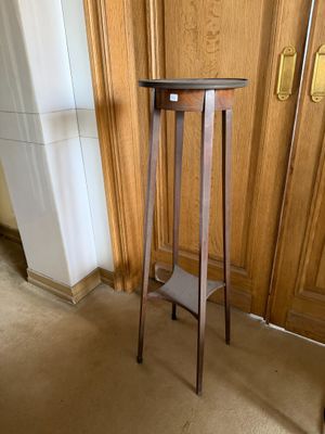 une petite table en bois sur laquelle se trouve un porte-revues