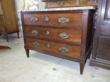 une commode en bois avec un plateau en marbre dans une chambre
