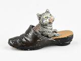 sabot en cuir noir orné d'une figurine de chat sur le dessus