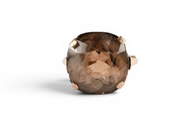 BAGUE en or jaune 375 millièmes griffée d'une pierre brune.