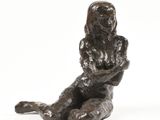 statue représentant une femme assise sur ses genoux, les bras croisés