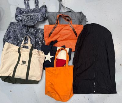 de nombreux sacs posés par terre les uns à côté des autres