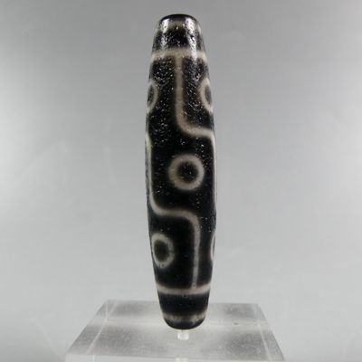 an image of a black and white vase on a clear base