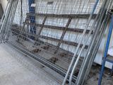 une grande cage métallique posée à même le sol