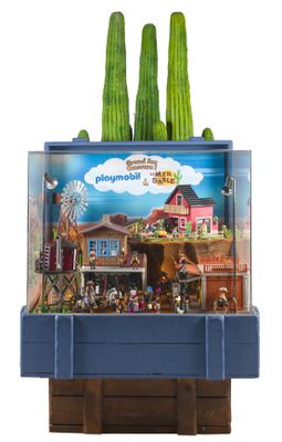 le jouet se trouve dans un étui en plastique surmonté d'un cactus
