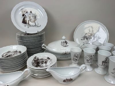 un grand nombre d'assiettes et de tasses posées sur une table