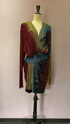 une robe posée sur un pied de mannequin, avec un mannequin devant