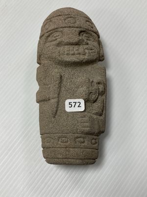 une image représentant une statue en pierre d'un homme sur laquelle figure un numéro