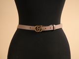 un torse de mannequin noir avec une ceinture marron et une boucle dorée