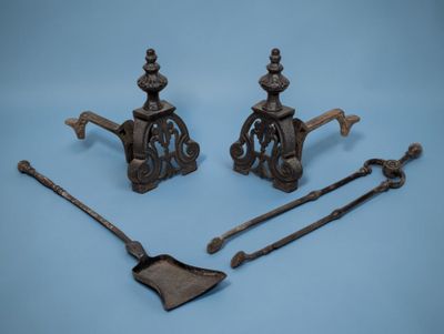 une paire de poignées de porte anciennes en fonte et une pelle
