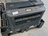 a printer sitting on top of a pallet in a garage