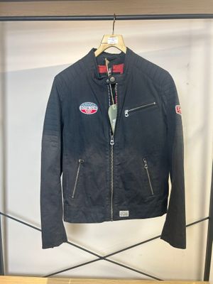 une veste en cuir suspendue à un cintre dans un magasin de vêtements