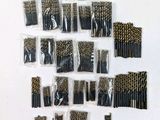 de nombreuses mèches noires et dorées sur une surface blanche