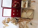 de nombreux bijoux posés sur une surface blanche