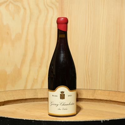 une bouteille de vin posée sur un tonneau