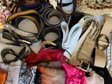 de nombreux types de chapeaux et d'écharpes disposés par terre