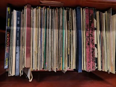 beaucoup de livres rangés sur une étagère