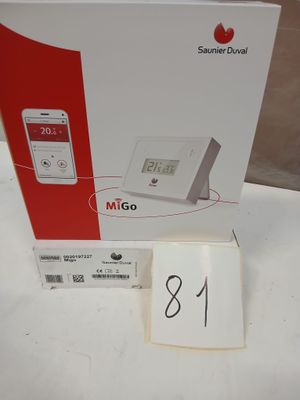 emballage d'un réveil blanc et rouge posé sur une table blanche
