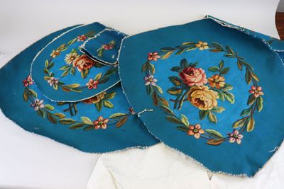 deux morceaux de tissu à motifs floraux posés sur une table