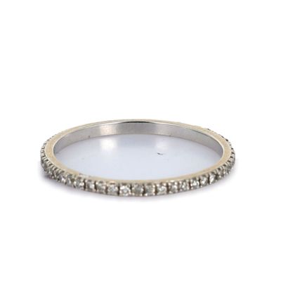 gros plan d'une bague en diamant sur fond blanc