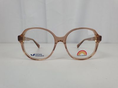 gros plan d'une paire de lunettes sur une surface blanche