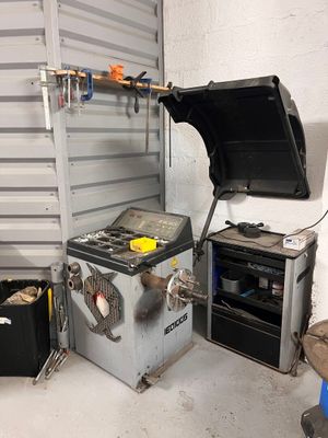 une photo d'un garage avec un poêle et d'autres outils