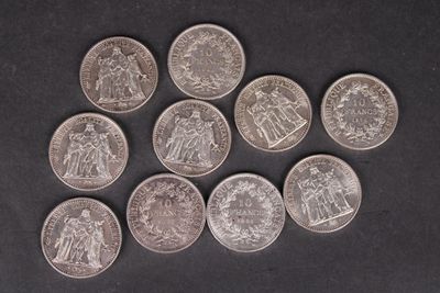 gros plan d'un paquet de pièces de monnaie sur une surface noire