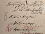 une carte postale sur laquelle sont écrits quelques mots, posée sur une table